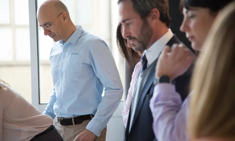 Equipo de trabajo de una empresa realizando un ejercicio